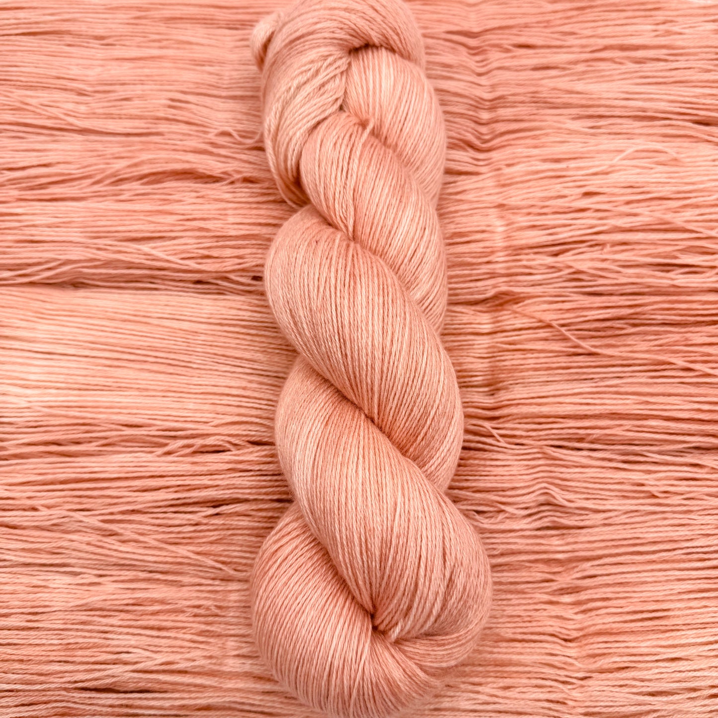 Håndfarvet minkgarn i farven SummerFruit – blødt luksusgarn fra A Knitters World