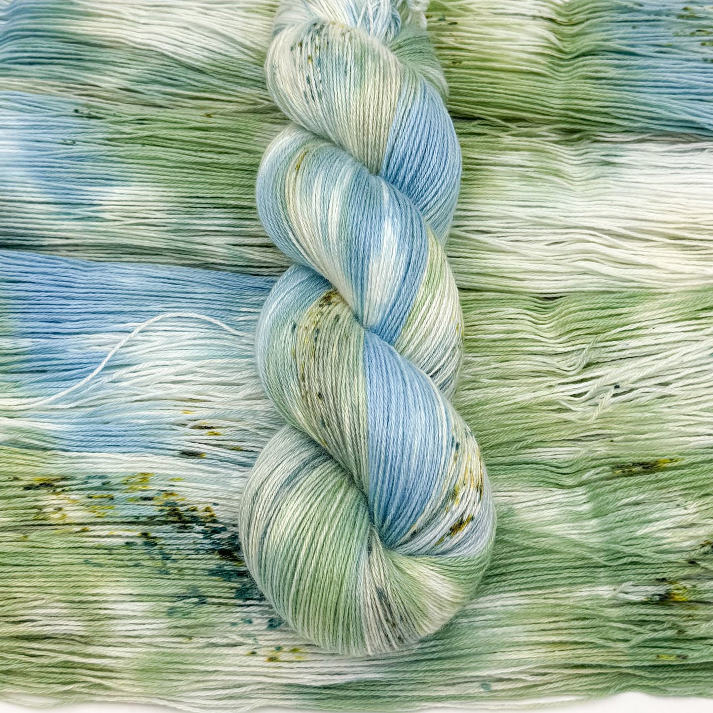 Håndfarvet minkgarn i farven Playfull Summer – blødt luksusgarn fra A Knitters World