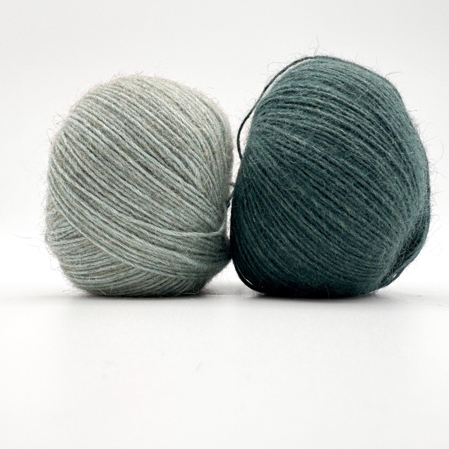 Possum garn i farven Spruce – AKW Skala A luksusgarn med cashmere og mulberry silke