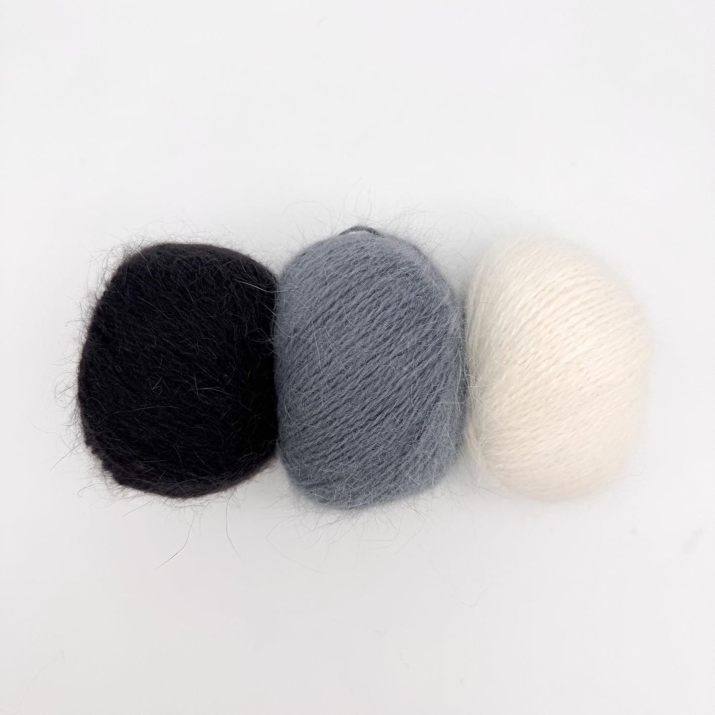 Fluffy angora garn i farven Black – AKW Skala B luksusgarn fra A Knitters World