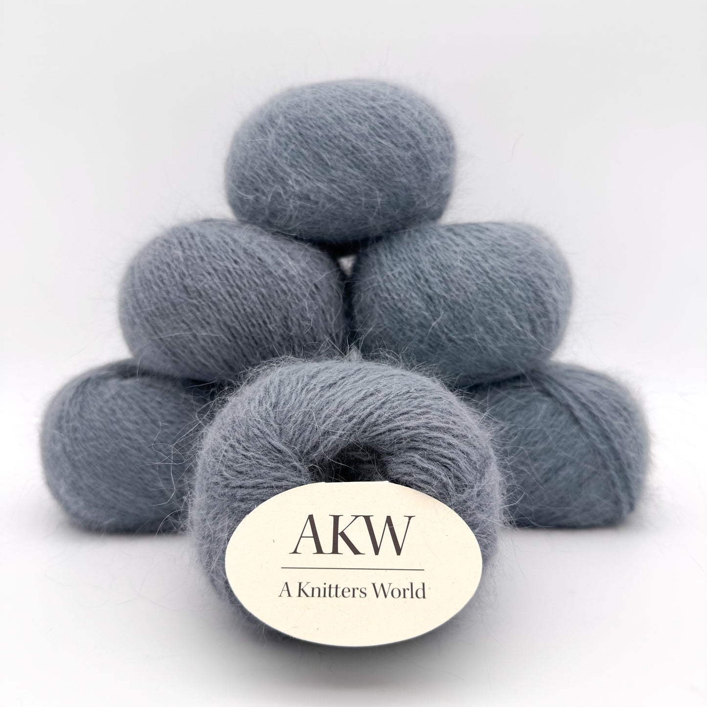 Fluffy angora garn i farven Greyish Blue – AKW Skala B luksusgarn fra A Knitters World