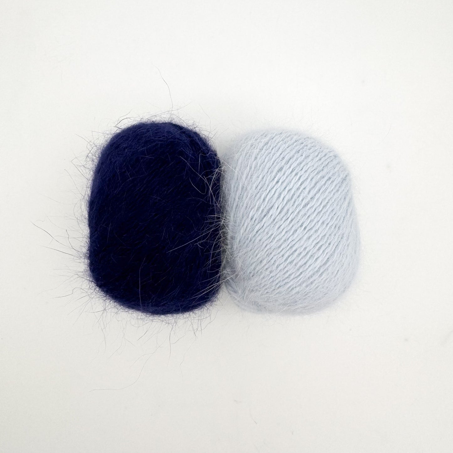 Fluffy angora garn i farven Ice Blue – AKW Skala B luksusgarn fra A Knitters World