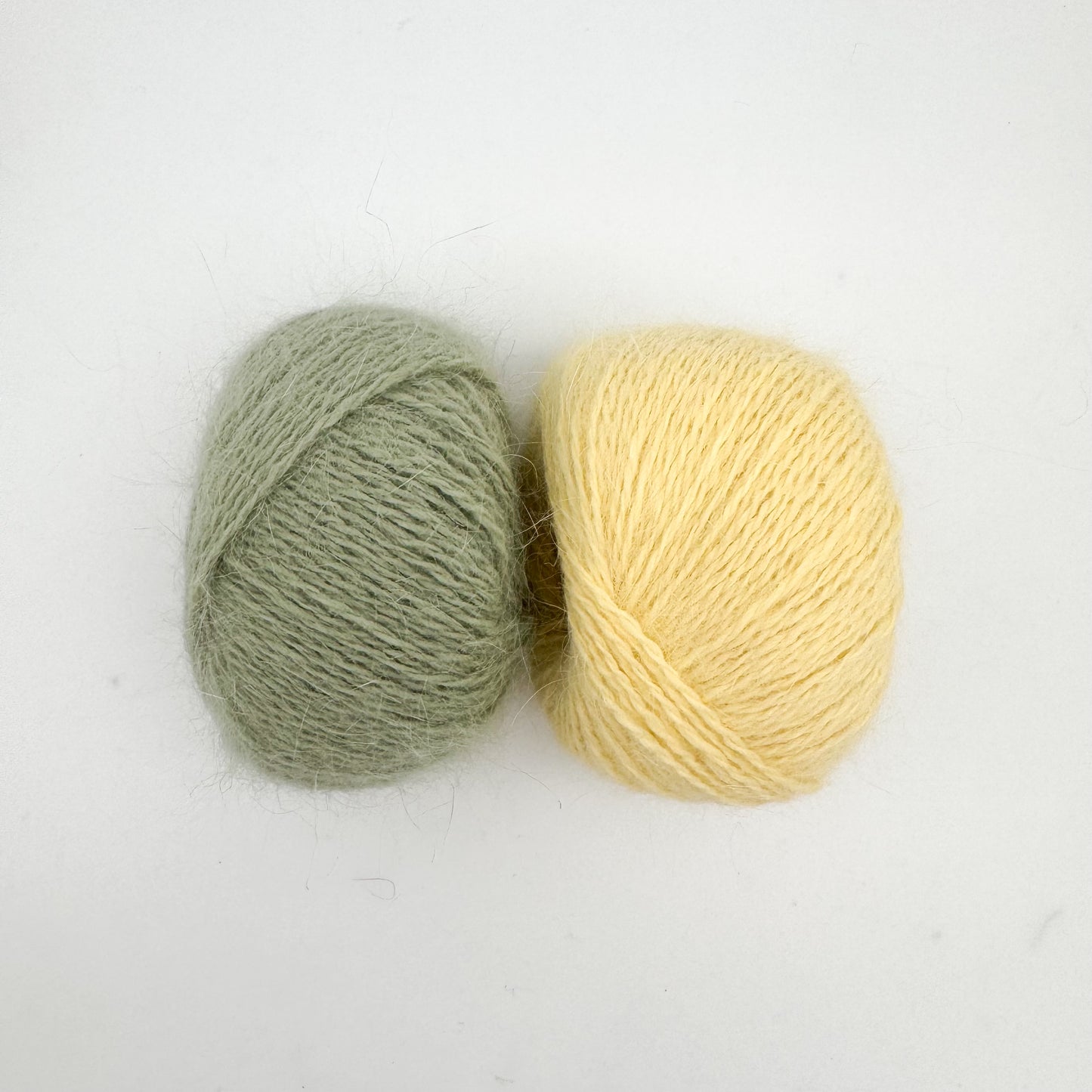 Fluffy angora garn i farven Sage Green – AKW Skala B luksusgarn fra A Knitters World