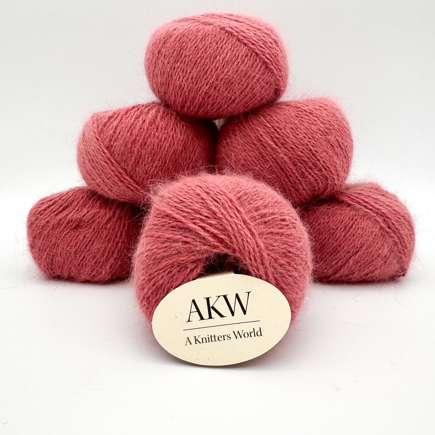 Fluffy angora garn i farven Watermelon – AKW Skala B luksusgarn fra A Knitters World