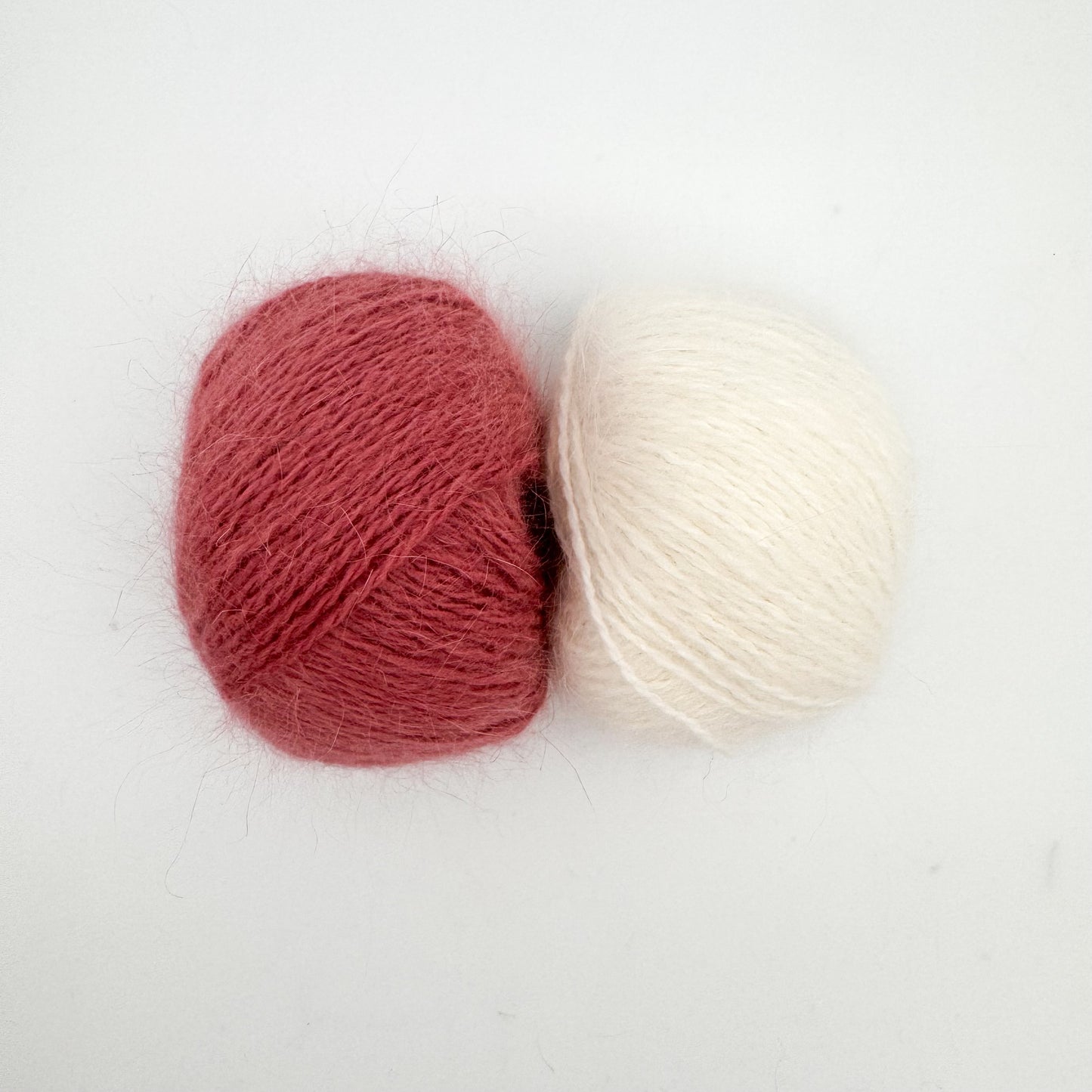 Fluffy angora garn i farven Watermelon – AKW Skala B luksusgarn fra A Knitters World