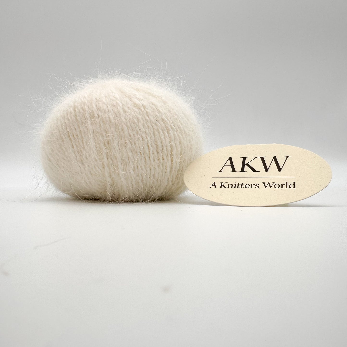 Fluffy angora garn i farven White – AKW Skala B luksusgarn fra A Knitters World
