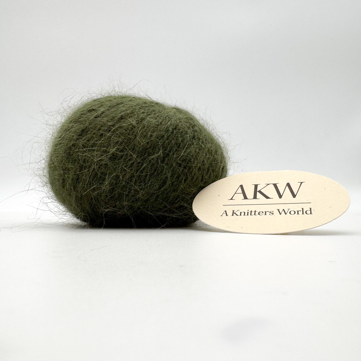 Fluffy angora garn i farven Forest Green – AKW Skala B luksusgarn fra A Knitters World