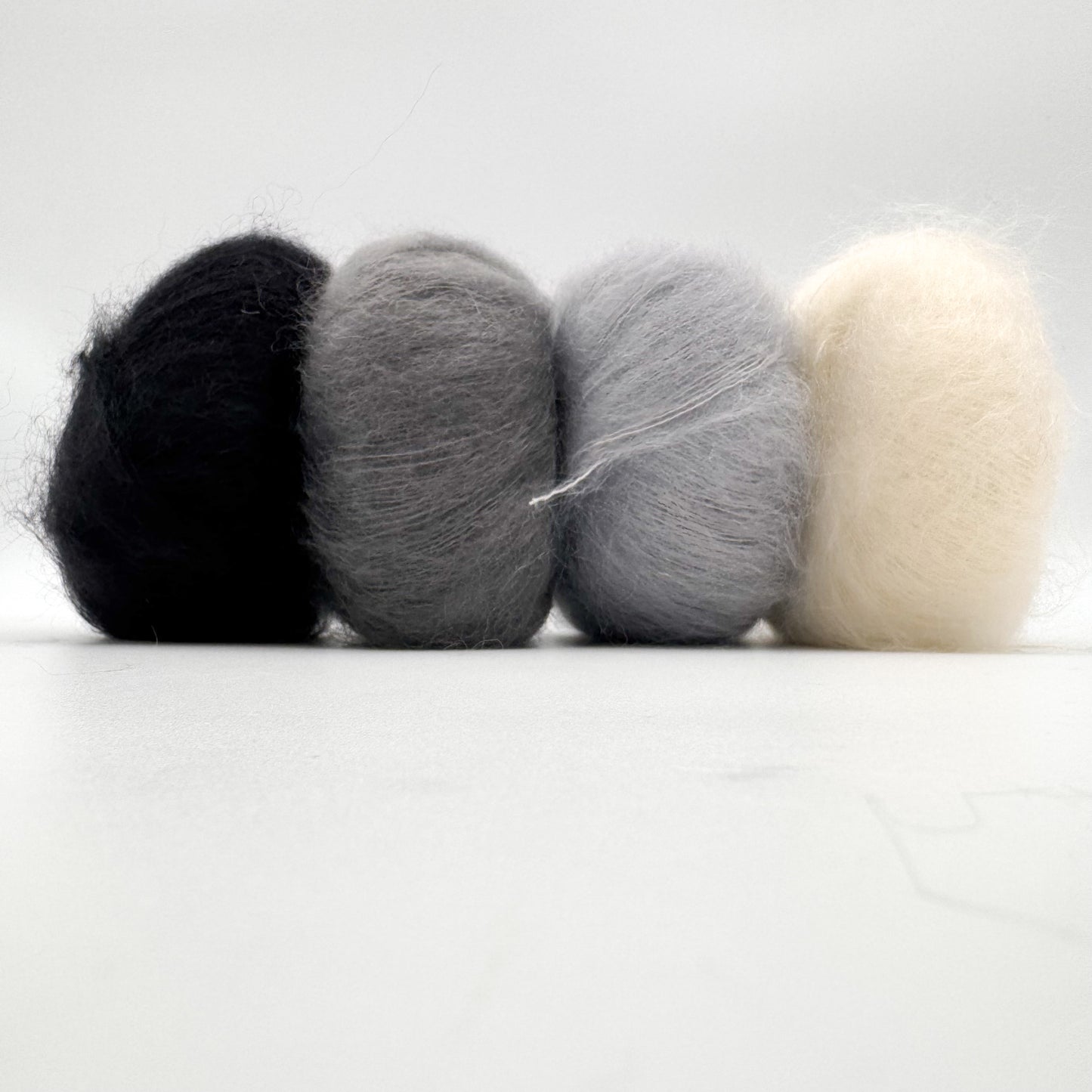 Mohair Sport garn i farven Dolphin Grey – Superkid Mohair og silke fra A Knitters World
