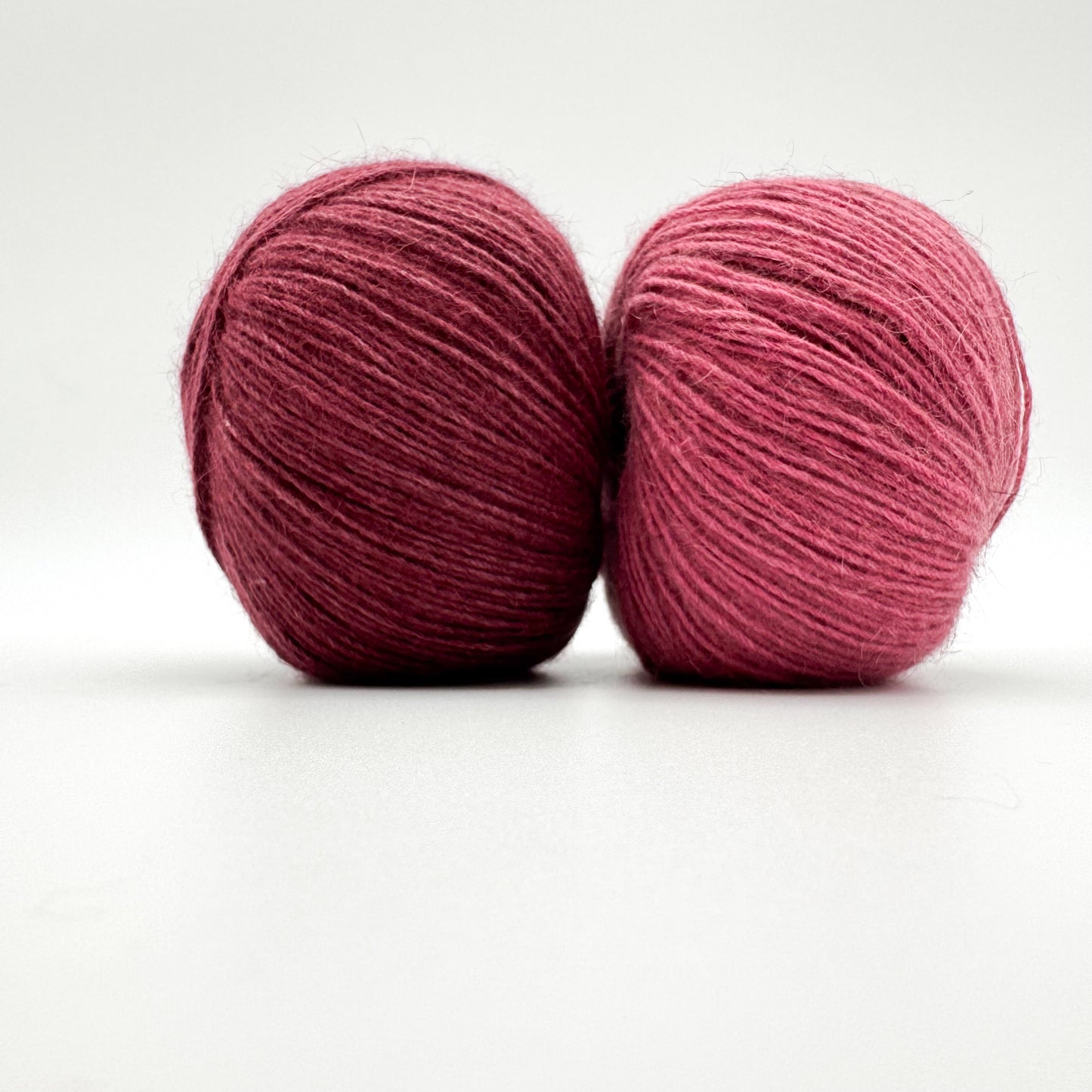 Possum garn i farven Rasberry – AKW Skala A luksusgarn med cashmere og mulberry silke