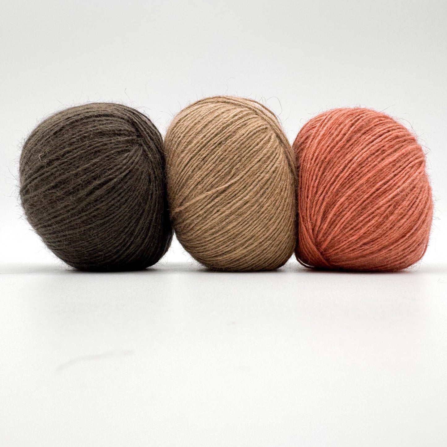 Possum garn i farven Dusty Coral – AKW Skala A luksusgarn med cashmere og mulberry silke