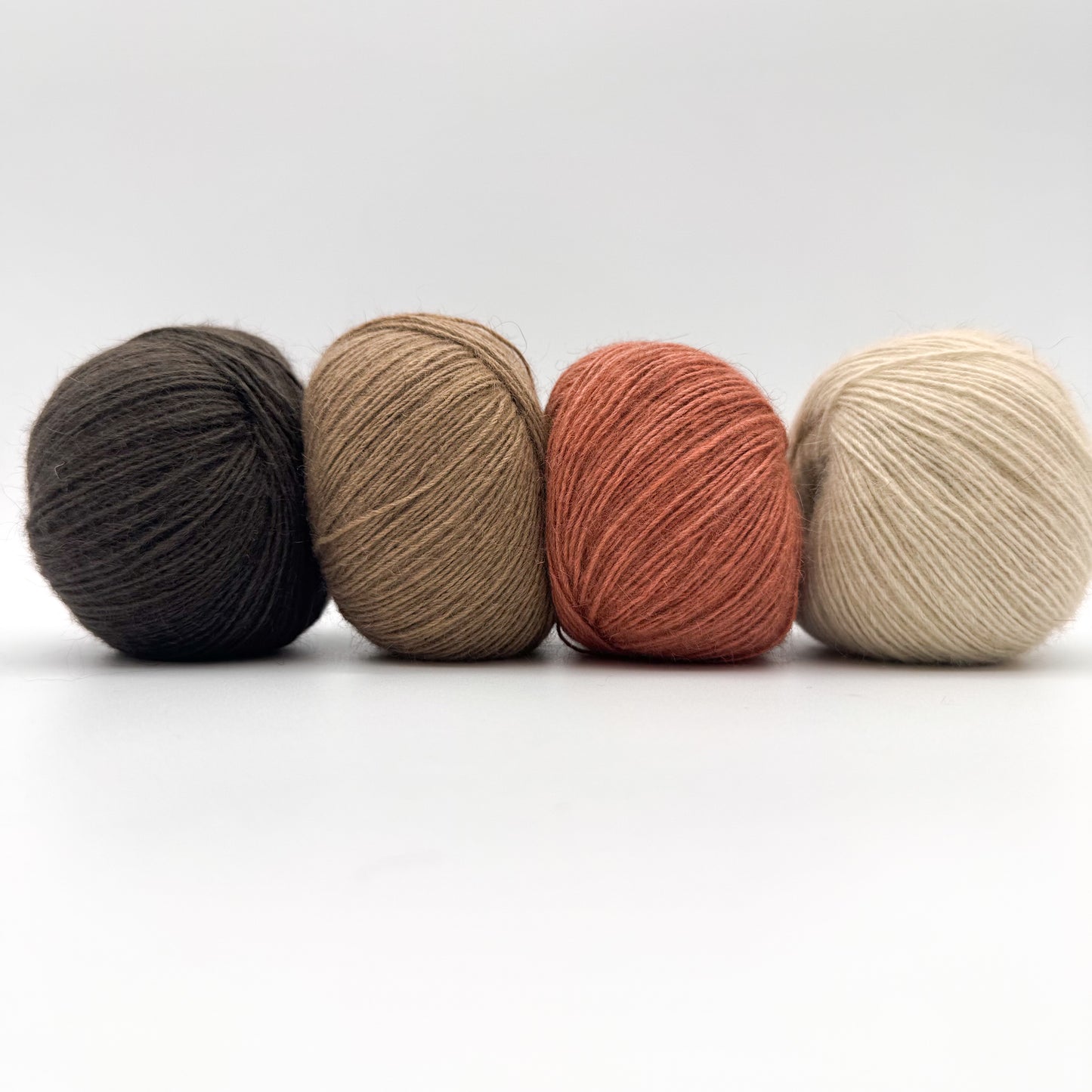 Possum garn i farven Dusty Coral – AKW Skala A luksusgarn med cashmere og mulberry silke