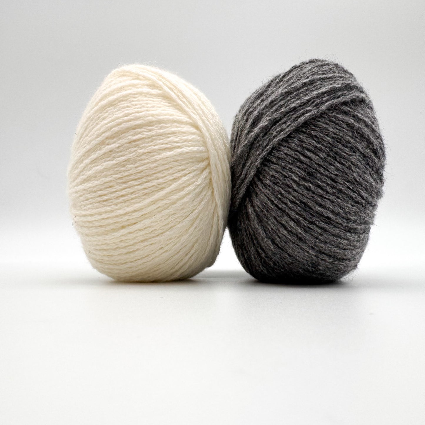 Cashmere garn i farven Cashmere . Iron Grey – 100% Mongolian Cashmere, AKW Skala A fra A Knitters World