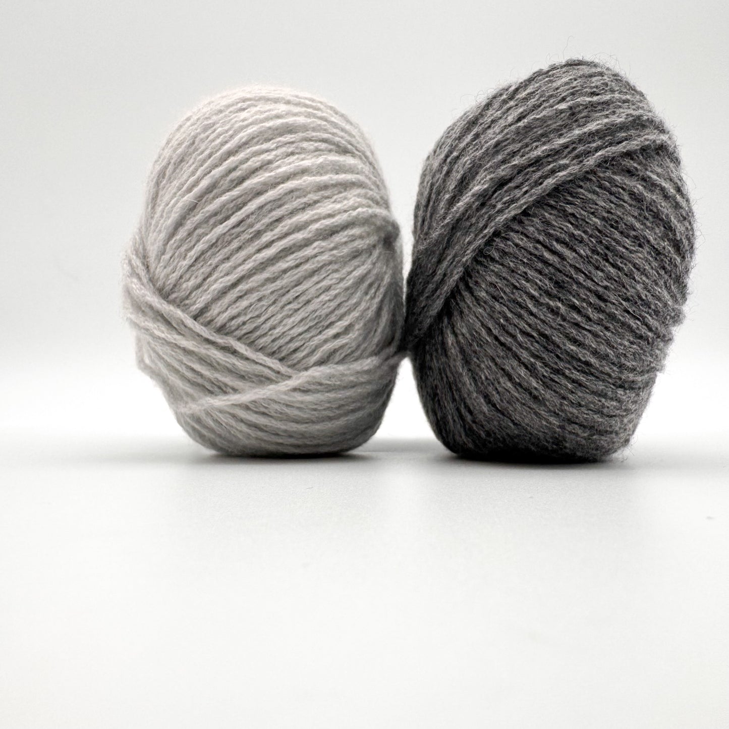 Cashmere garn i farven Cashmere . Iron Grey – 100% Mongolian Cashmere, AKW Skala A fra A Knitters World
