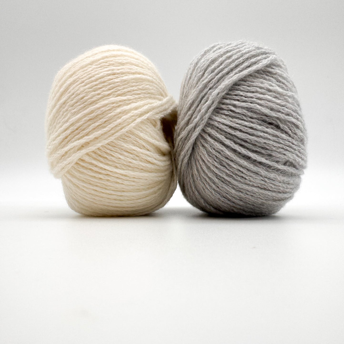 Cashmere garn i farven Dove Grey – 100% Mongolian Cashmere, AKW Skala A fra A Knitters World