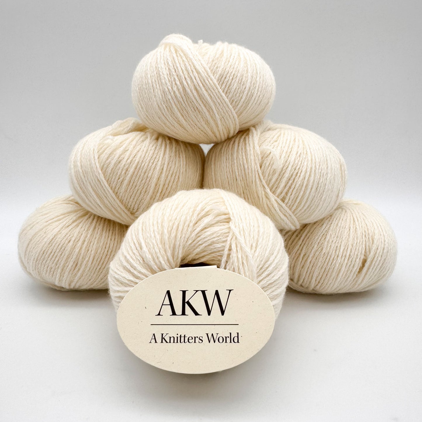 Cashmere garn i farven White – 100% Mongolian Cashmere, AKW Skala A fra A Knitters World