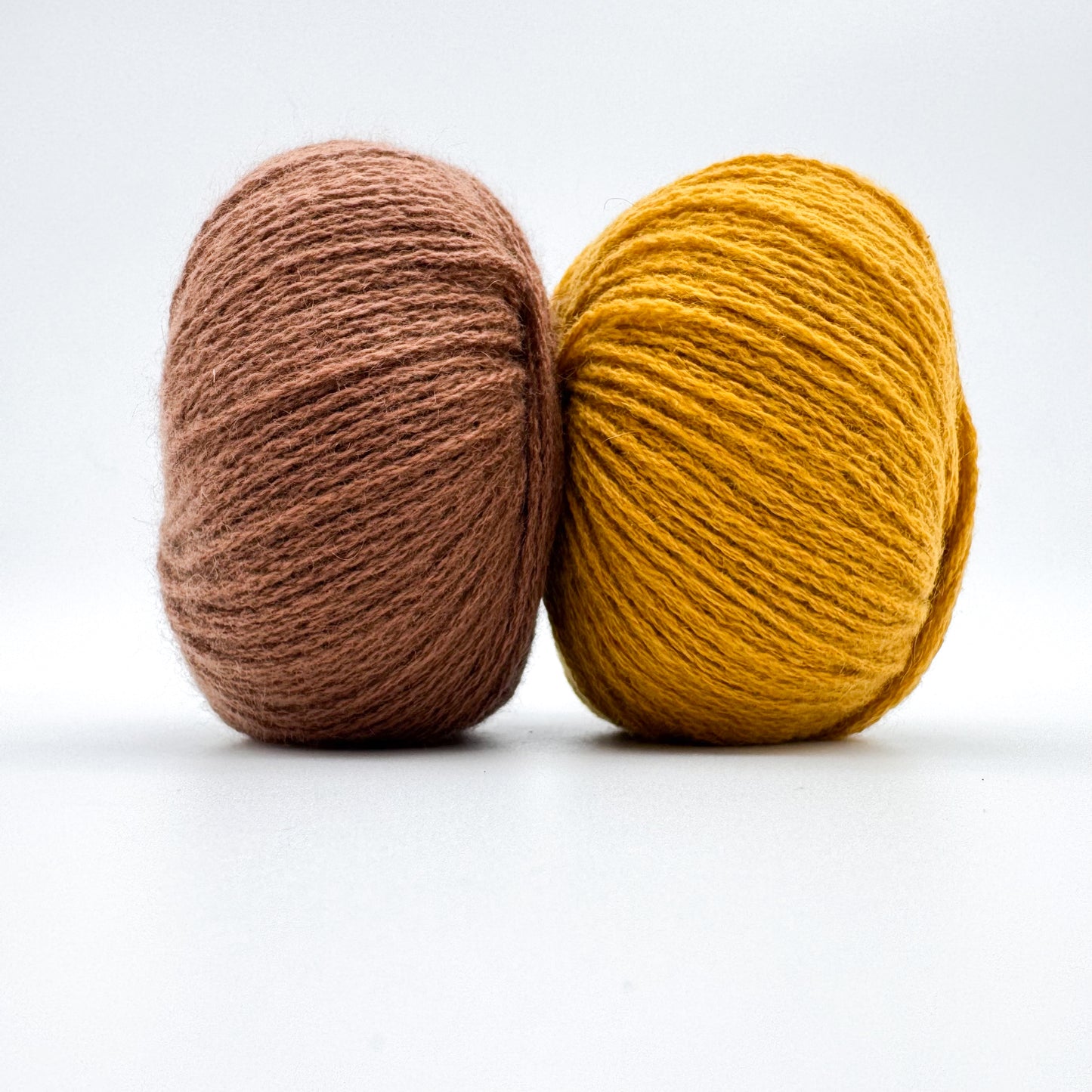 Cashmere garn i farven Mustard – 100% Mongolian Cashmere, AKW Skala A fra A Knitters World