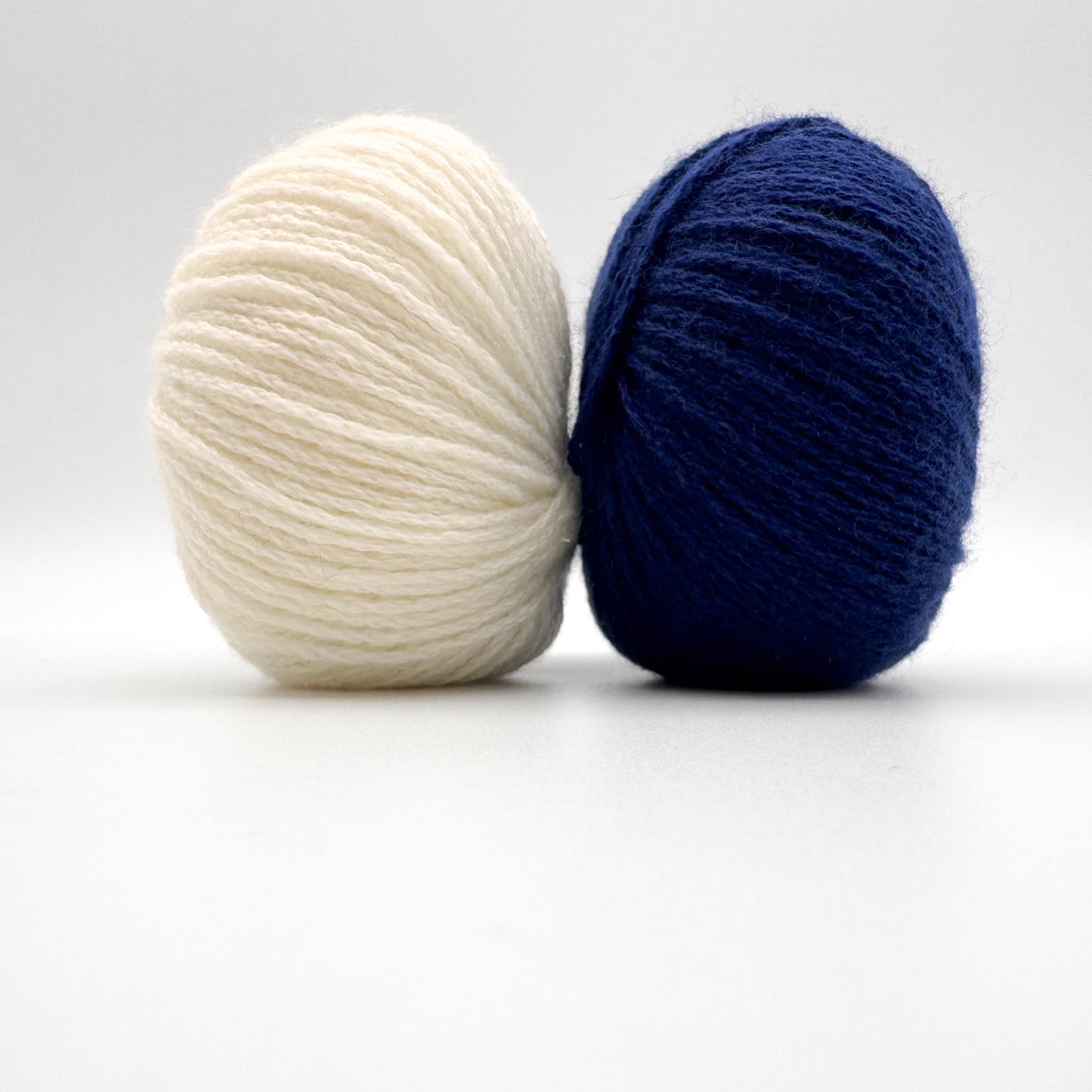 Cashmere garn i farven Navy Blue – 100% Mongolian Cashmere, AKW Skala A fra A Knitters World
