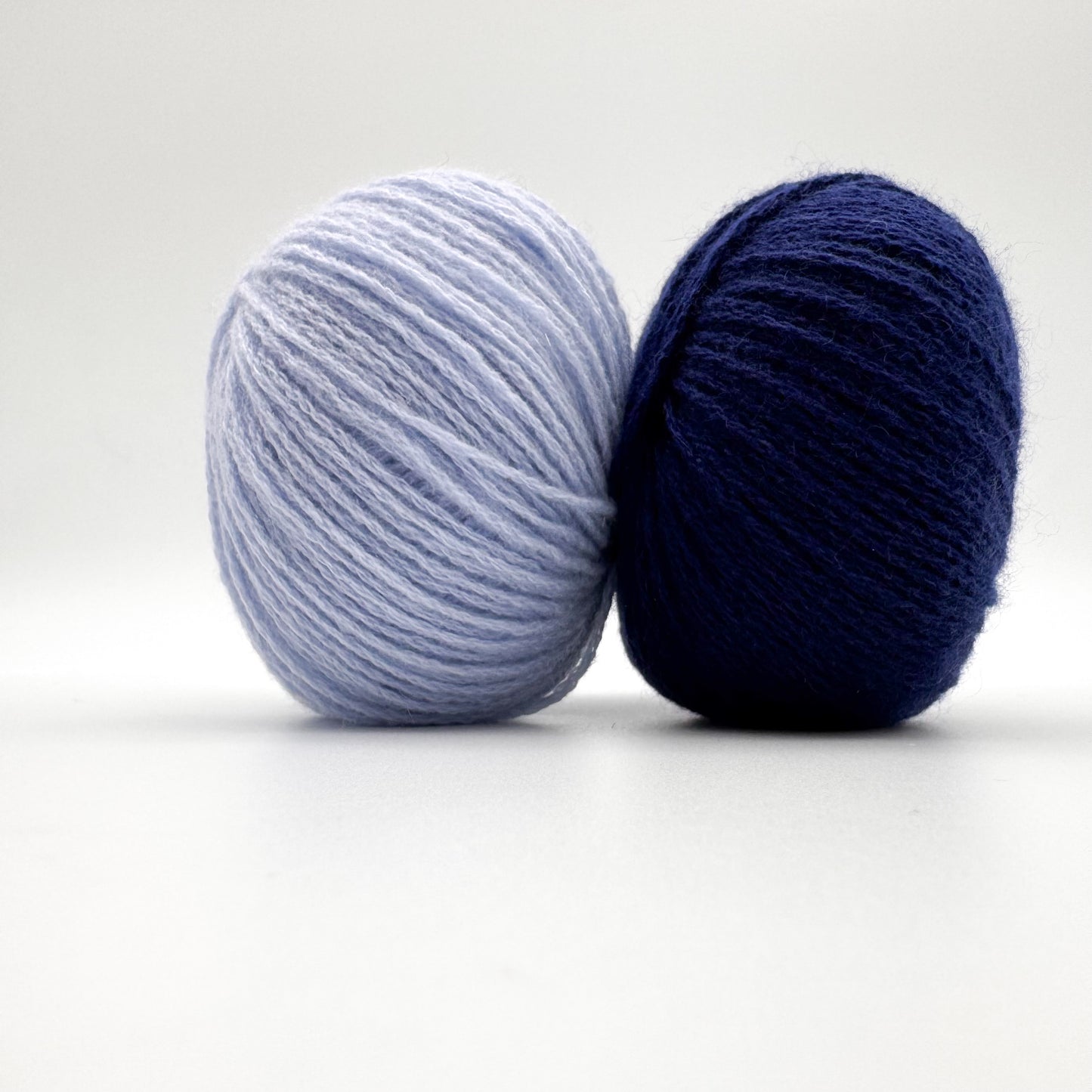 Cashmere garn i farven Navy Blue – 100% Mongolian Cashmere, AKW Skala A fra A Knitters World
