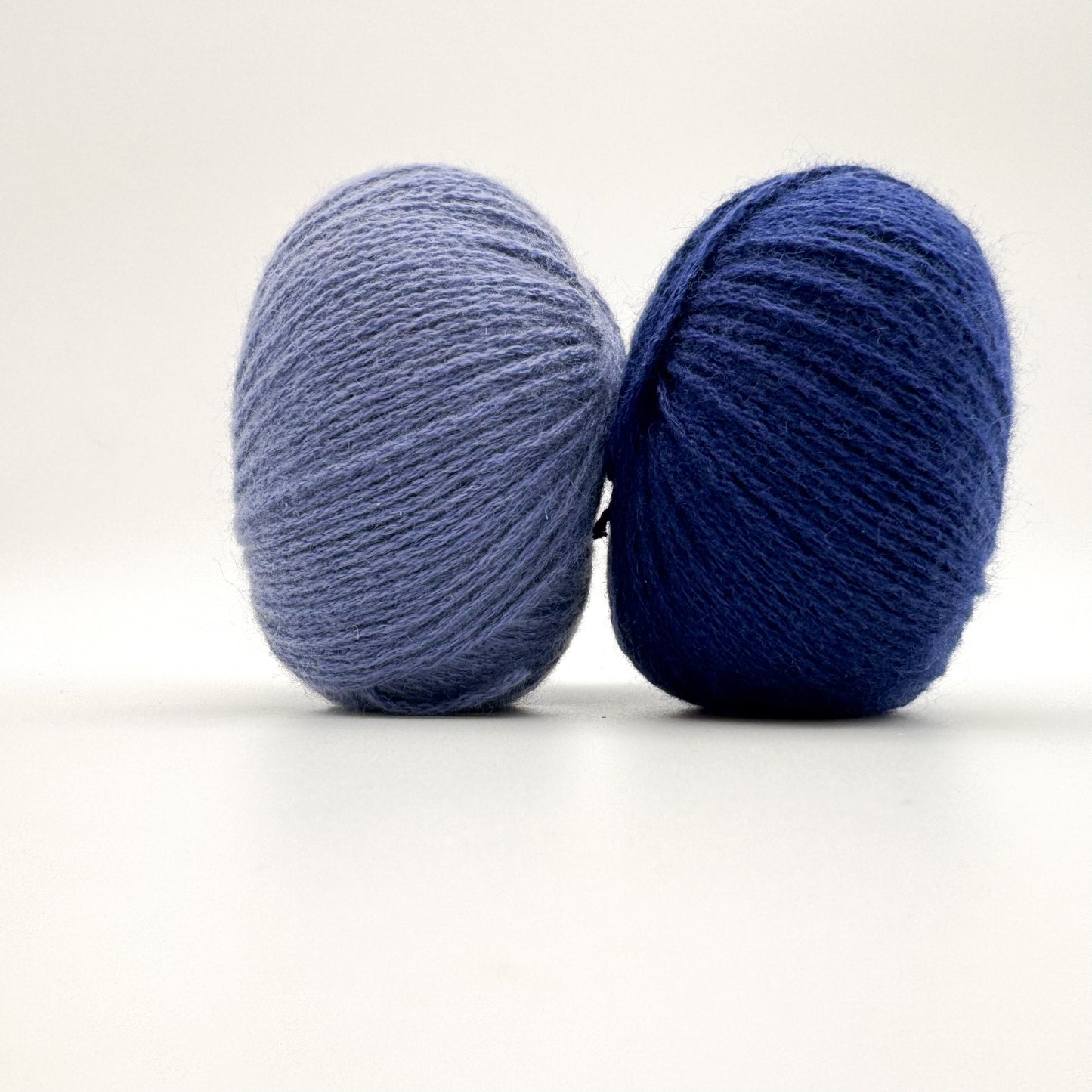 Cashmere garn i farven Navy Blue – 100% Mongolian Cashmere, AKW Skala A fra A Knitters World