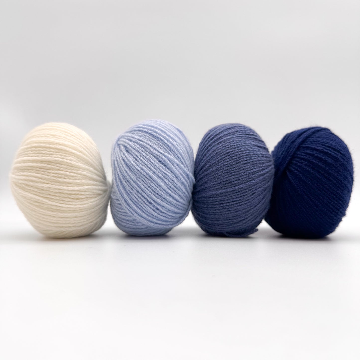 Cashmere garn i farven Navy Blue – 100% Mongolian Cashmere, AKW Skala A fra A Knitters World