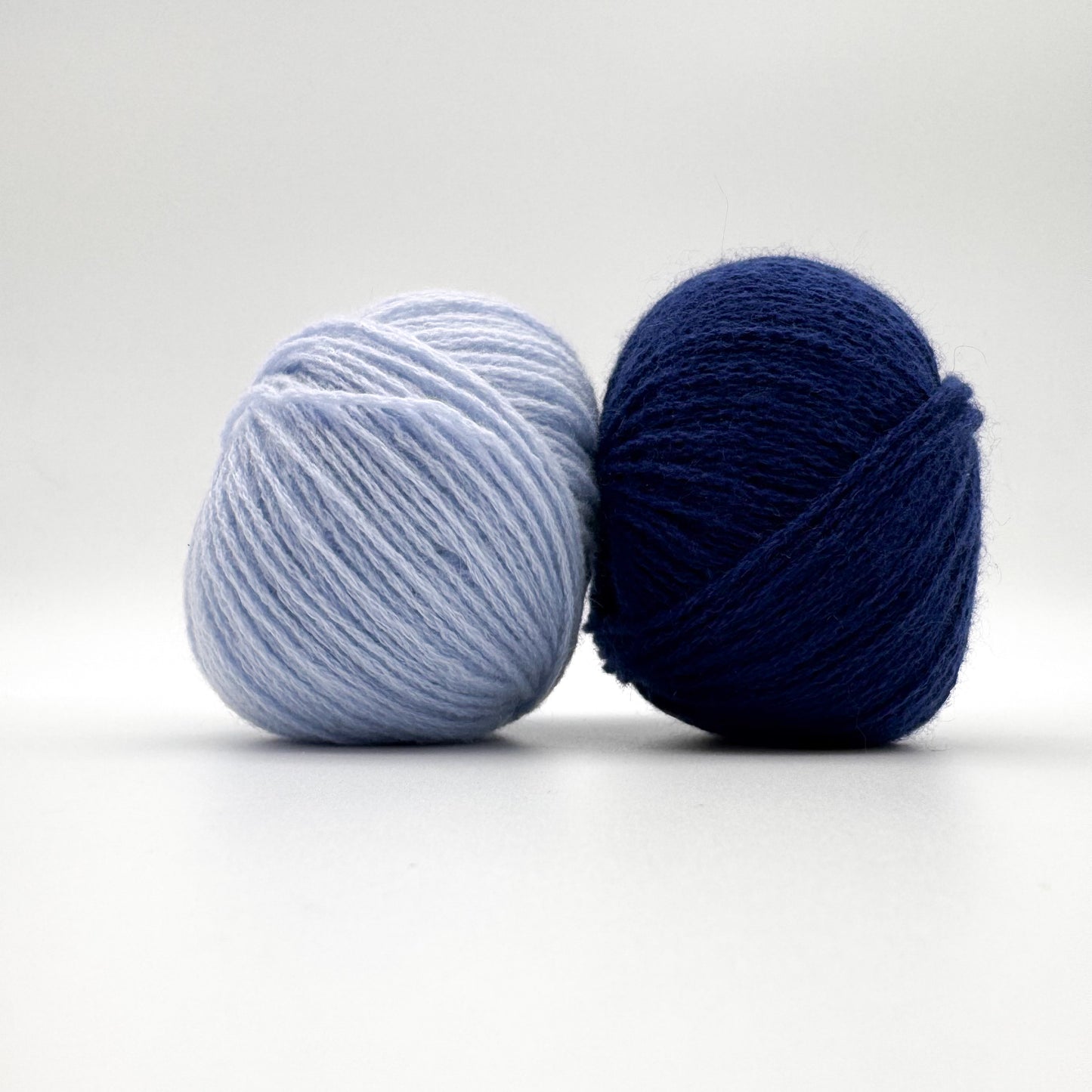 Cashmere garn i farven Baby Blue – 100% Mongolian Cashmere, AKW Skala A fra A Knitters World