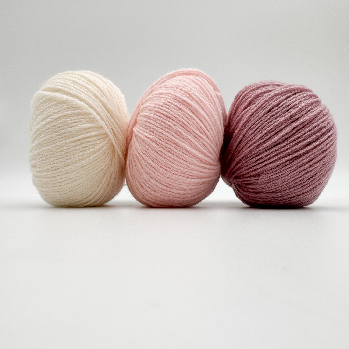 Cashmere garn i farven Dusty Rose – 100% Mongolian Cashmere, AKW Skala A fra A Knitters World