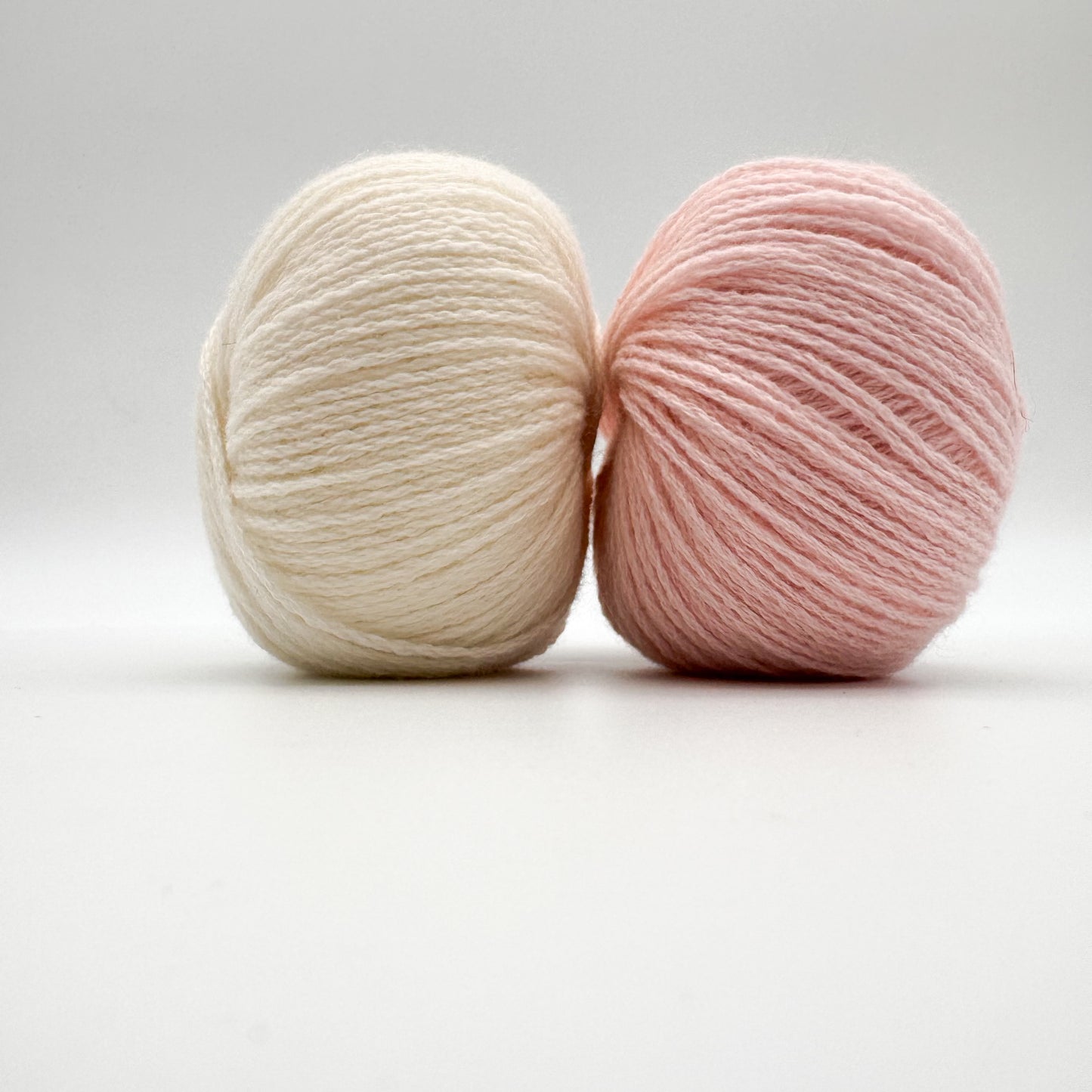 Cashmere garn i farven Blossom – 100% Mongolian Cashmere, AKW Skala A fra A Knitters World