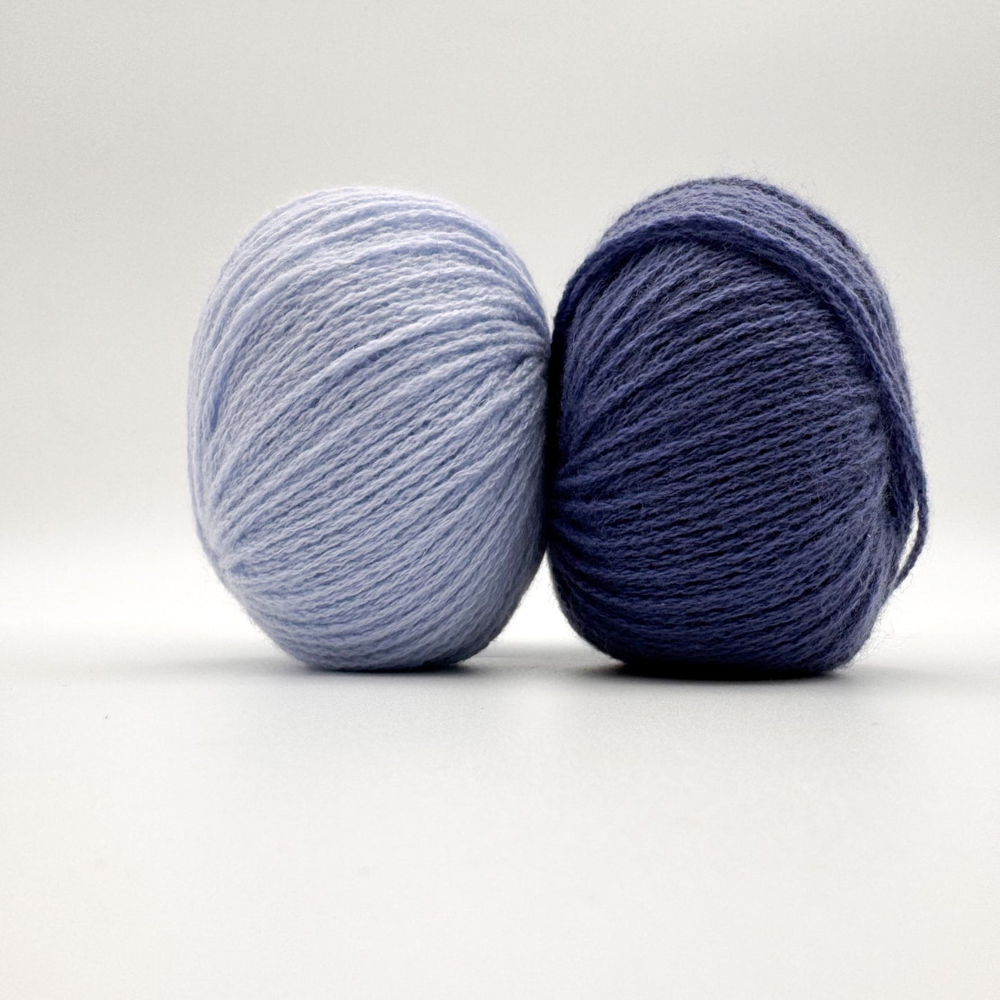 Cashmere garn i farven Jeans Blue – 100% Mongolian Cashmere, AKW Skala A fra A Knitters World